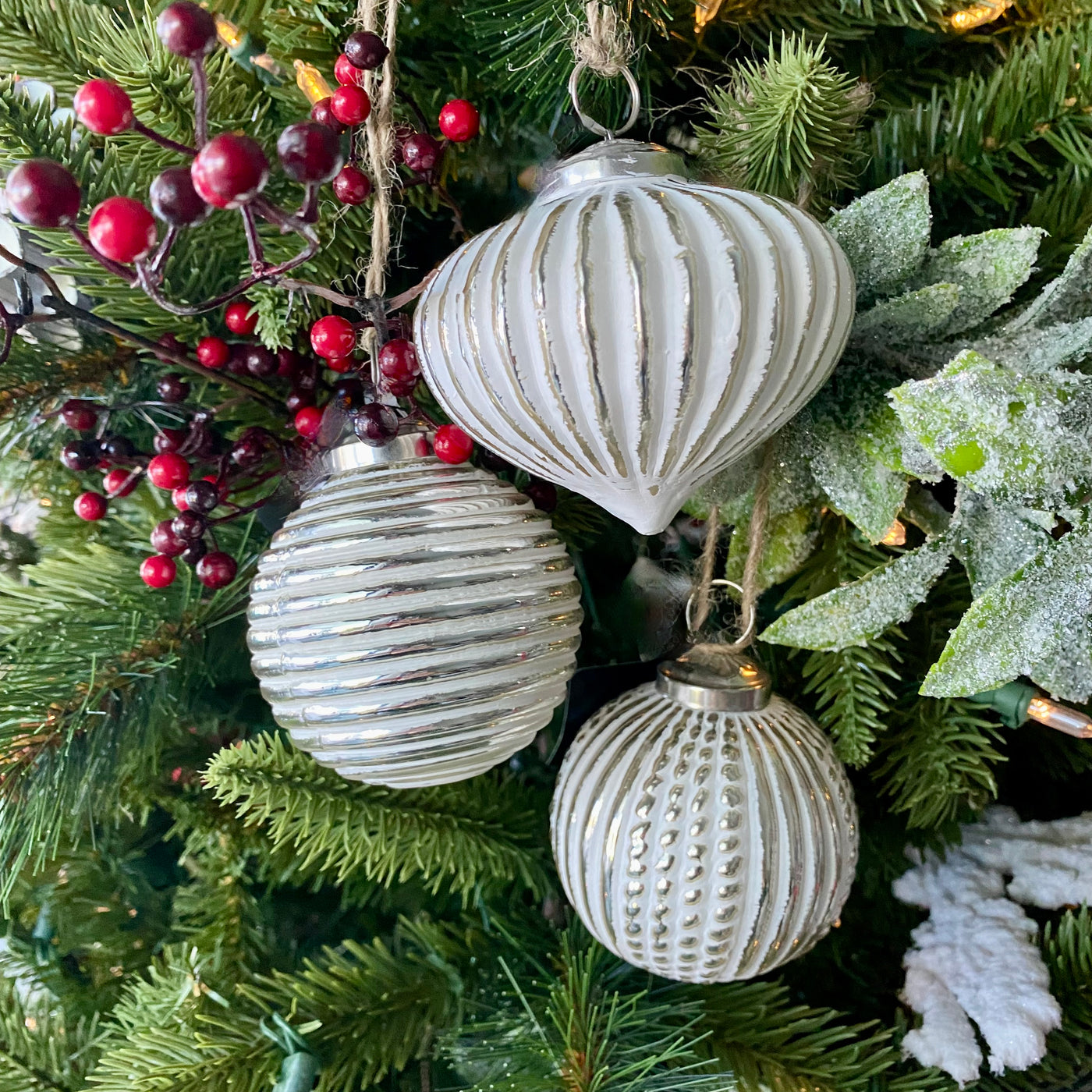 Set/5 White & Silver Ornaments