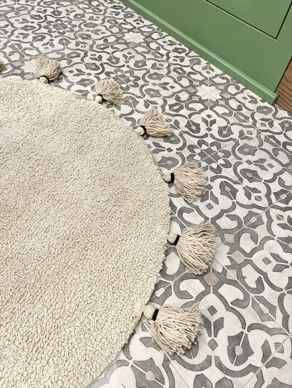 Tufted Rug w/Tassels